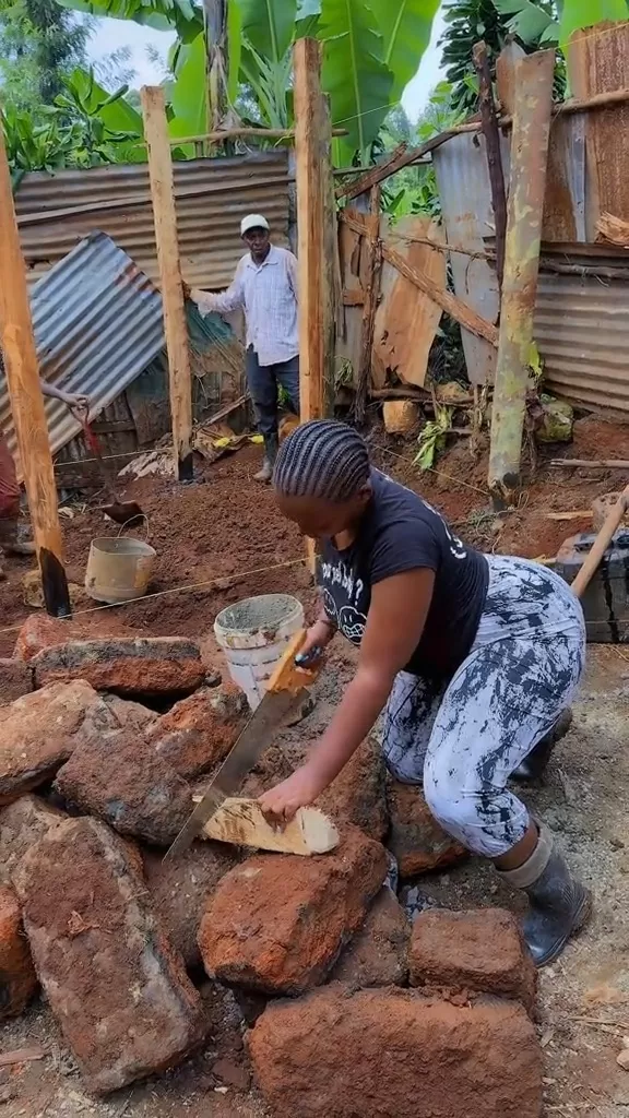 Watch njokimurira.0 showing off her big booty in the farm video here